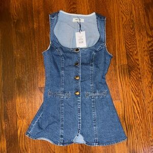 RAQUEL TOP
Denim Scoop Neck Button Down Vest in Dark Blue Wash